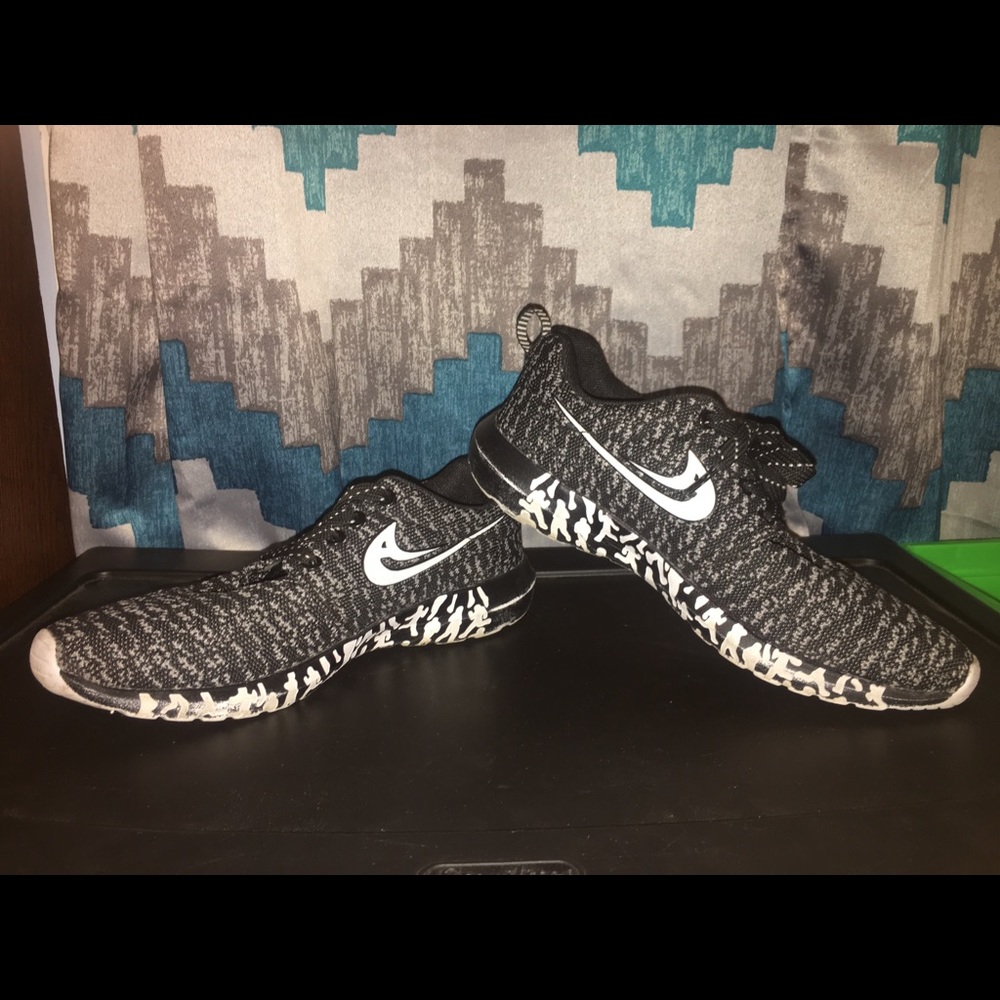 Black & White Women’s Tennis Shoes